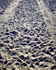 Шиномонтажні доріжки та сліди в піску на пляжі — стокове фото
