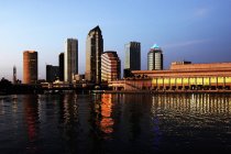 Linha do horizonte de Tampa iluminada pela luz solar suave ao pôr do sol, Flórida, EUA — Fotografia de Stock