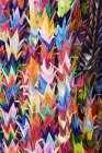 Primo piano di gru tradizionali giapponesi multicolore origami fortuna nel negozio di souvenir, Kyoto, Giappone — Foto stock