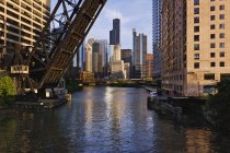 Ponte levantada sobre Chicago River, Chicago, Illinois, Estados Unidos da América — Fotografia de Stock