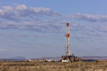 Forage d'exploration pétrolière dans le pays par Permian Basin, Texas, États-Unis — Photo de stock