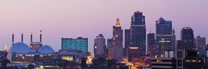 Paisaje urbano de Kansas City iluminado al atardecer, Kansas, Estados Unidos - foto de stock