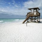 Torre de salvavidas en la playa de arena, Bradenton Beach, Florida, EE.UU. - foto de stock