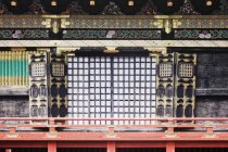 Porta da frente do santuário oriental com ornamentos tradicionais Em Nikko, Japão — Fotografia de Stock