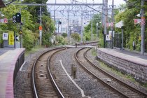 Piattaforma e binari vuoti della stazione ferroviaria di Kyoto, Giappone — Foto stock