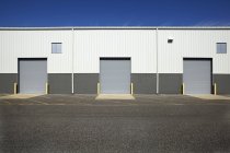 Закрытые двери на складе погрузочной платформы в Пальметто, США — стоковое фото