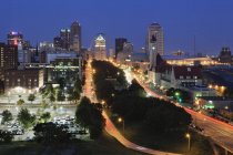 Міський пейзаж Сент-Луїс, освітленій вночі, Міссурі, Сполучені Штати — стокове фото