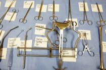 Herramientas quirúrgicas etiquetadas en exhibición en el museo - foto de stock