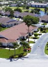 Luxury buildings and green lawn in suburban community, Florida, USA — Stock Photo