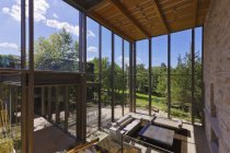 Spacieux salon avec des paysages de bois — Photo de stock