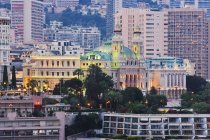Казино Монте-Карло в сумерках в Монте-Карло, Монако — стоковое фото