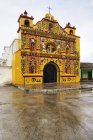 Colorida fachada de iglesia de San Andrés Xecul, Guatemala - foto de stock
