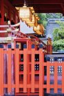 Kunstvolles Gebäude im asiatischen Stil und Zaun mit Laternen in Japan — Stockfoto