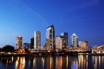 Illuminante paesaggio urbano di notte, Tampa, Florida, Stati Uniti — Foto stock