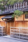 Традиційний дерев'яний японський будинок на вулиці Кіото, Японія — стокове фото