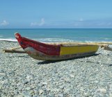 Лодка Banca на каменистом берегу, пляж Луна, Филиппины — стоковое фото