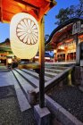 Paisaje del atardecer en el Santuario Inari con linternas iluminadoras en Kyoto, Japón - foto de stock