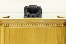 Panchina dei giudici e sedia nell'edificio del tribunale — Foto stock