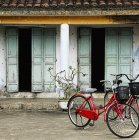 Bicicletas aparcadas fuera de la antigua casa - foto de stock