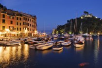 Hafen Portofino in der Abenddämmerung in Ligurien, Italien — Stockfoto