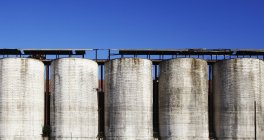 Silos di cemento in fila nella campagna contro il cielo blu, Tampa, Florida, Stati Uniti d'America — Foto stock