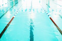 Плавальні доріжки в громадському спортивному басейні — стокове фото