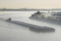 Туман окутанный рекой и буксиром на воде, Луизиана, США — стоковое фото