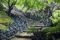 Statuen säumen Schritte im Tempelgarten, Honshu-Insel, Japan, Asien — Stockfoto