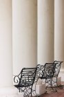 Schmiedeeiserne stühle und säulen, louisiana, usa — Stockfoto