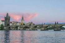 Karlsbrücke und Stadt bei Sonnenuntergang, Prag, Tschechische Republik — Stockfoto