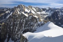 Montañistas sobre nieve dirigiéndose a Mt Blanc, Chamonix, Francia - foto de stock