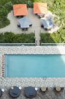 Vue en angle élevé des tables à la piscine de l'hôtel, Floride, États-Unis — Photo de stock