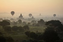 Balões de ar quente voando sobre antigas torres de stupa em Yangon, Myanmar, Ásia — Fotografia de Stock