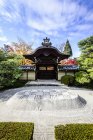 Campo de grava peinada en jardín zen en el santuario de Fushimi Inari, Japón - foto de stock