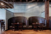 Mesas e cadeiras em restaurante vazio — Fotografia de Stock
