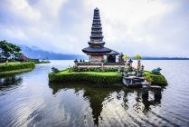 Pagoda galleggiante sull'acqua, Baturiti, Bali, Indonesia — Foto stock