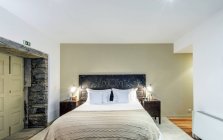Bett und Nachttische im Hotelzimmer, peso da regua, vila real, portugal — Stockfoto
