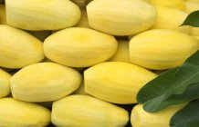 Primer plano de la pila de mangos pelados frescos - foto de stock