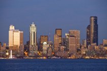 Ciudad de Seattle skyline en el paseo marítimo, Washington, Estados Unidos - foto de stock