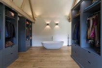 Шкаф и ванна в современной спальне — стоковое фото