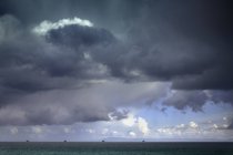 Бурхливе небо над нафтовій буріння платформ в океані — стокове фото