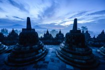 Silhouette dei monumenti a Borobudur, Jawa Tengah, Indonesia — Foto stock