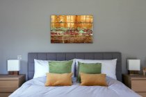 Bed and wall art in modern bedroom, Oxford, Oxfordshire, Inglaterra - foto de stock