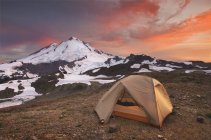 Tenda in campeggio nel paesaggio innevato sul Monte Baker, Washington, USA — Foto stock