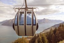 Ski lift overlooking mountains and lake, Queenstown, New Zealand — Stock Photo