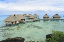 Bungalows sobre océano tropical, Bora Bora, Polinesia Francesa - foto de stock