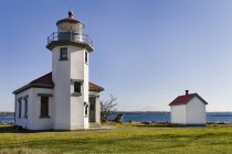 Leuchtturm mit Blick auf Ozean, Point Robinson, Washington, Vereinigte Staaten — Stockfoto