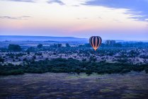 Воздушные шары над саванной, Кения, Африка — стоковое фото