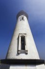 Vue en angle bas du phare de Yaquina Head, Newport, Oregon, États-Unis — Photo de stock