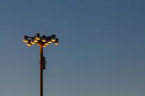 Straßenlaternen gegen dunkelblauen Himmel in der Dämmerung, Rassel, usa — Stockfoto